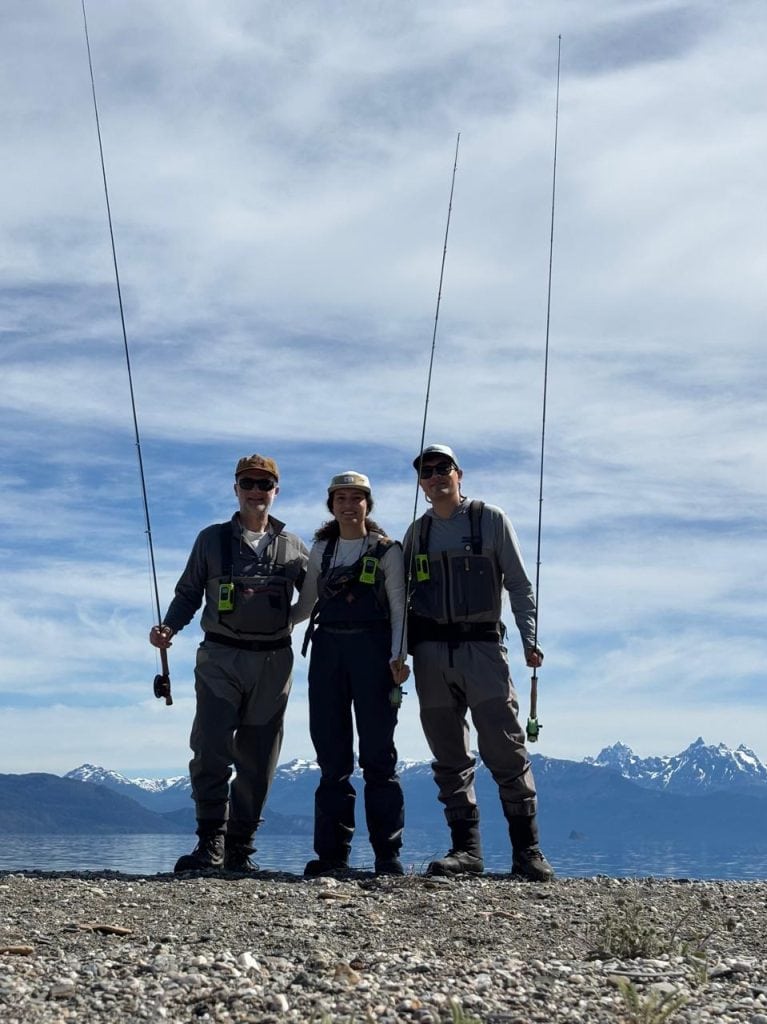 Vadear sin miedo: lo que nadie te cuenta de la pesca con mosca en el sur de Chile Familia Foto Logo 767x1024
