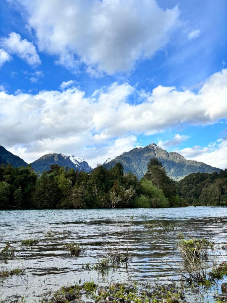 Vadear sin miedo: lo que nadie te cuenta de la pesca con mosca en el sur de Chile Paisaje 1 Puelo 768x1024